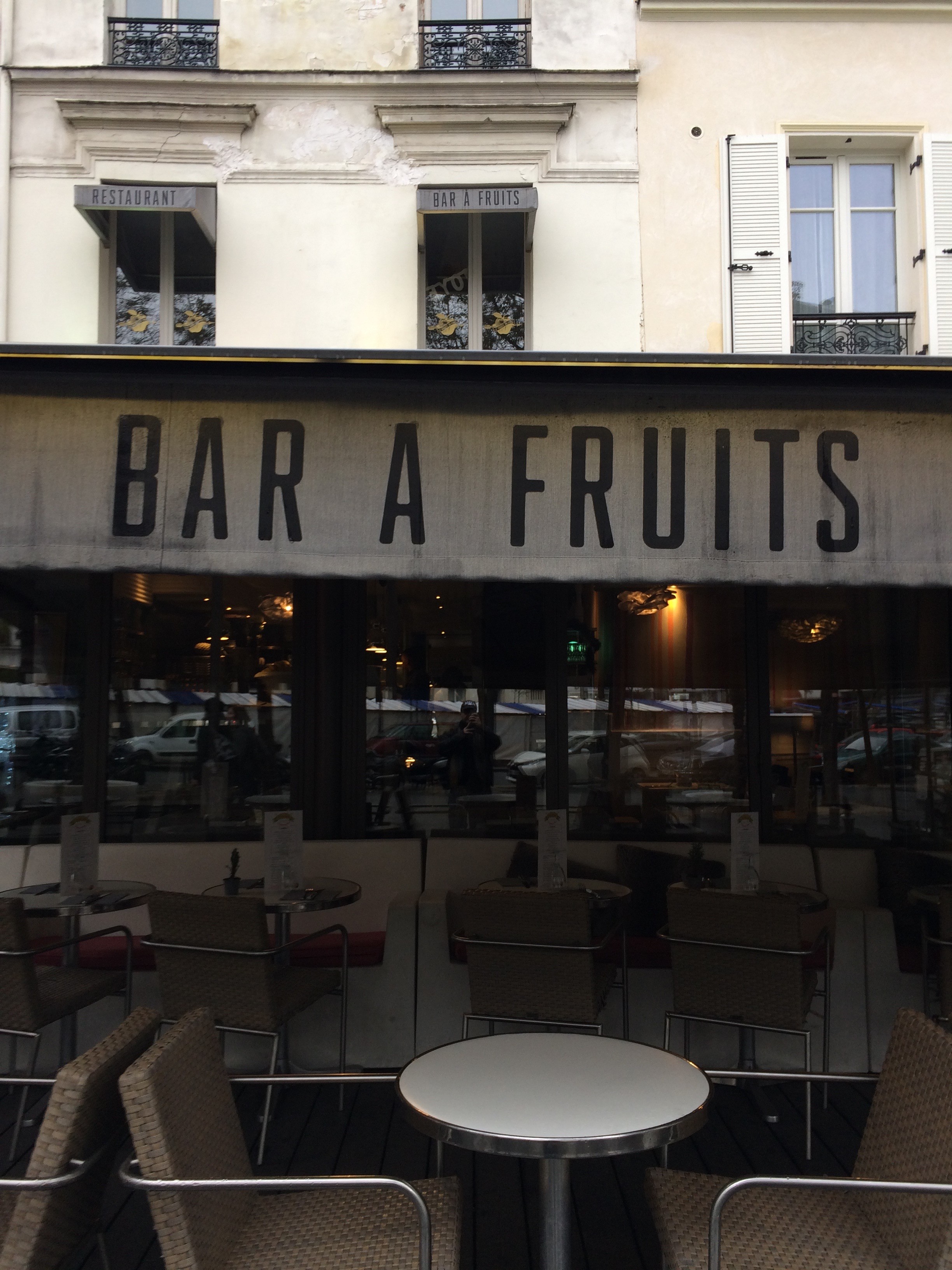 Bar à fruits, boulevard Paris, novembre 2016 L’Oreille tendue